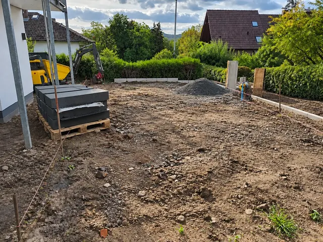 Terrassenfläche in der Bauphase mit Bodenarbeiten und Baumaterial