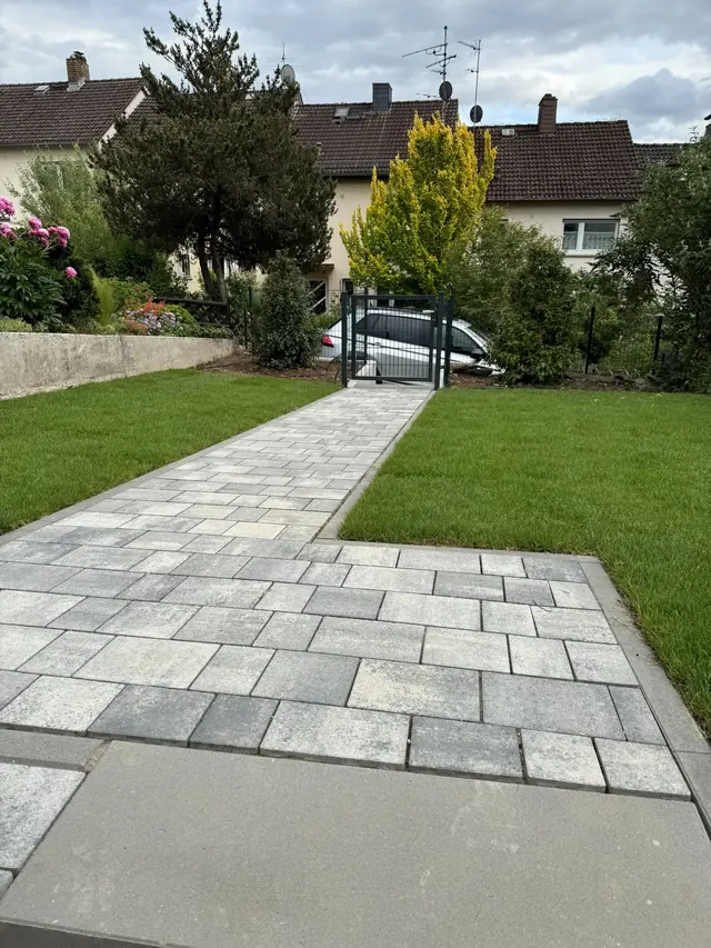 Gartenweg mit Übergang zu einer Treppe