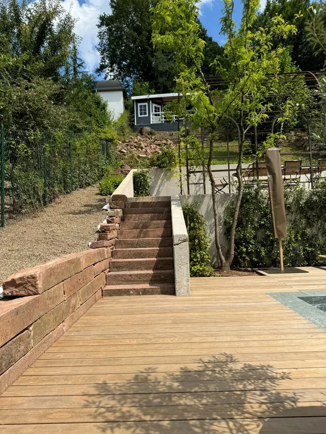 Holzterrasse mit angrenzender Natursteintreppe