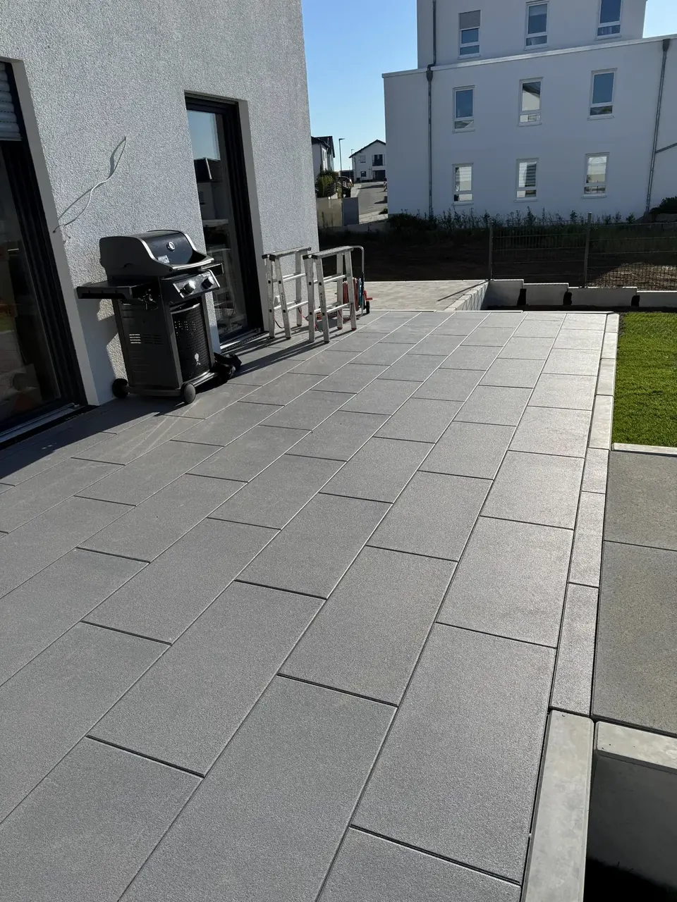 Terrassenfläche aus großformatigen Platten mit gleichmäßigem Fugenbild